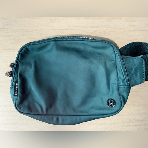 Lululemon Everywhere Belt Bag, 2L in Green Jasper - Picture 1 of 9